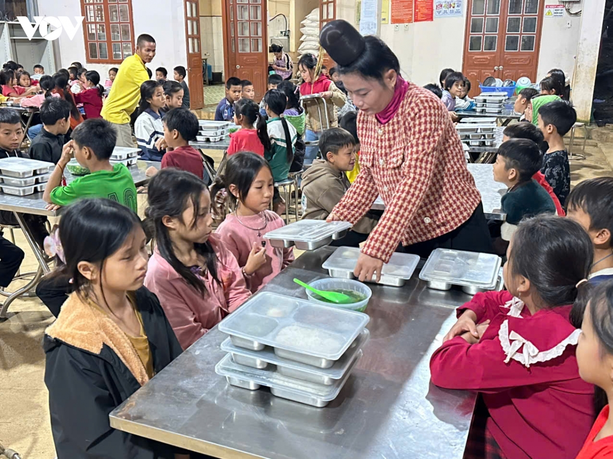 ngoi nha ban tru suoi am hoc tro vung cao son la hinh anh 2