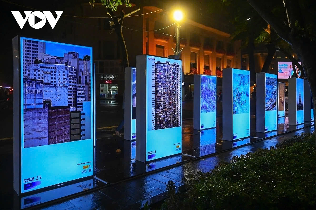 Hanoi photo exhibition Vertical Landscape bridges global perspectives