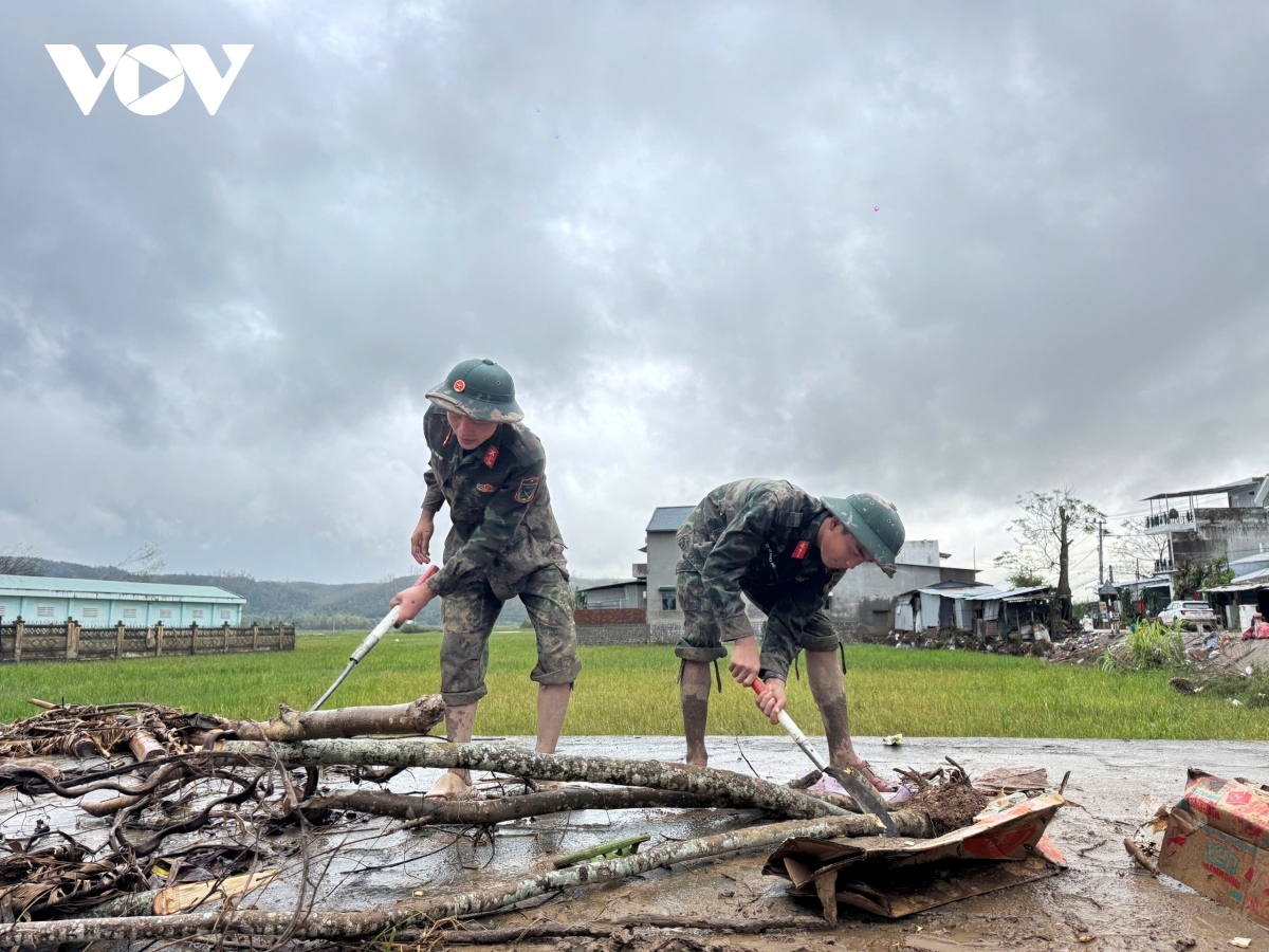Lực lượng vũ trang Quân khu 5 giúp dân khắc phục hậu quả mưa lũ tại tỉnh Đắk Lắk