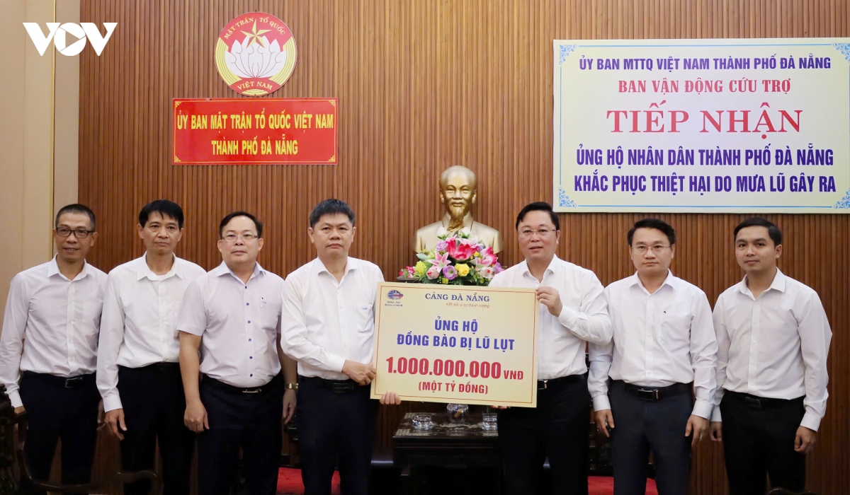 Uy ban mttq viet nam thanh pho Da nang tang qua nguoi dan vung ngap lut hinh anh 5