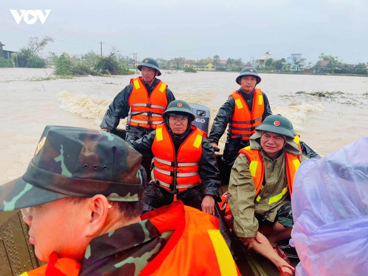 Doan cong tac tong cuc chinh tri tham hoi, dong vien nguoi dan vung lu Dak lak hinh anh 5