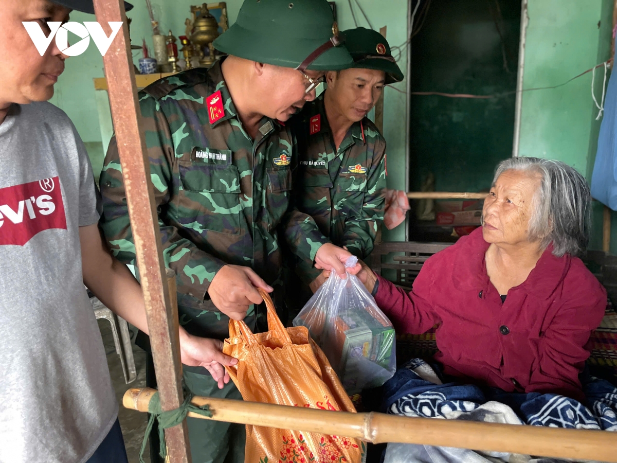 Bộ đội Lữ đoàn 574-QK5 đưa thực phẩm hỗ trợ người dân thượng nguồn sông Thu Bồn