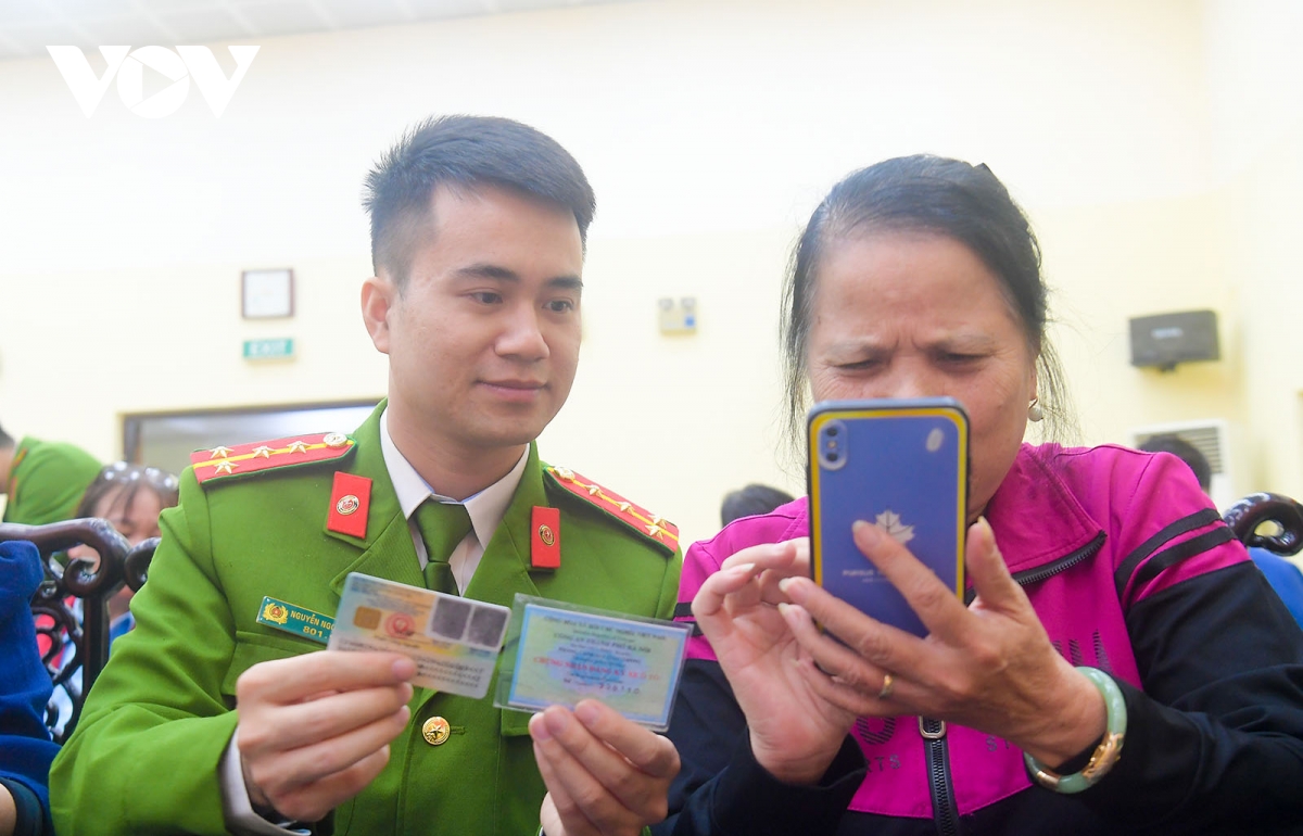 Công an Hà Nội “đi từng ngõ, gõ từng nhà” hướng dẫn người dân cập nhật dữ liệu xe