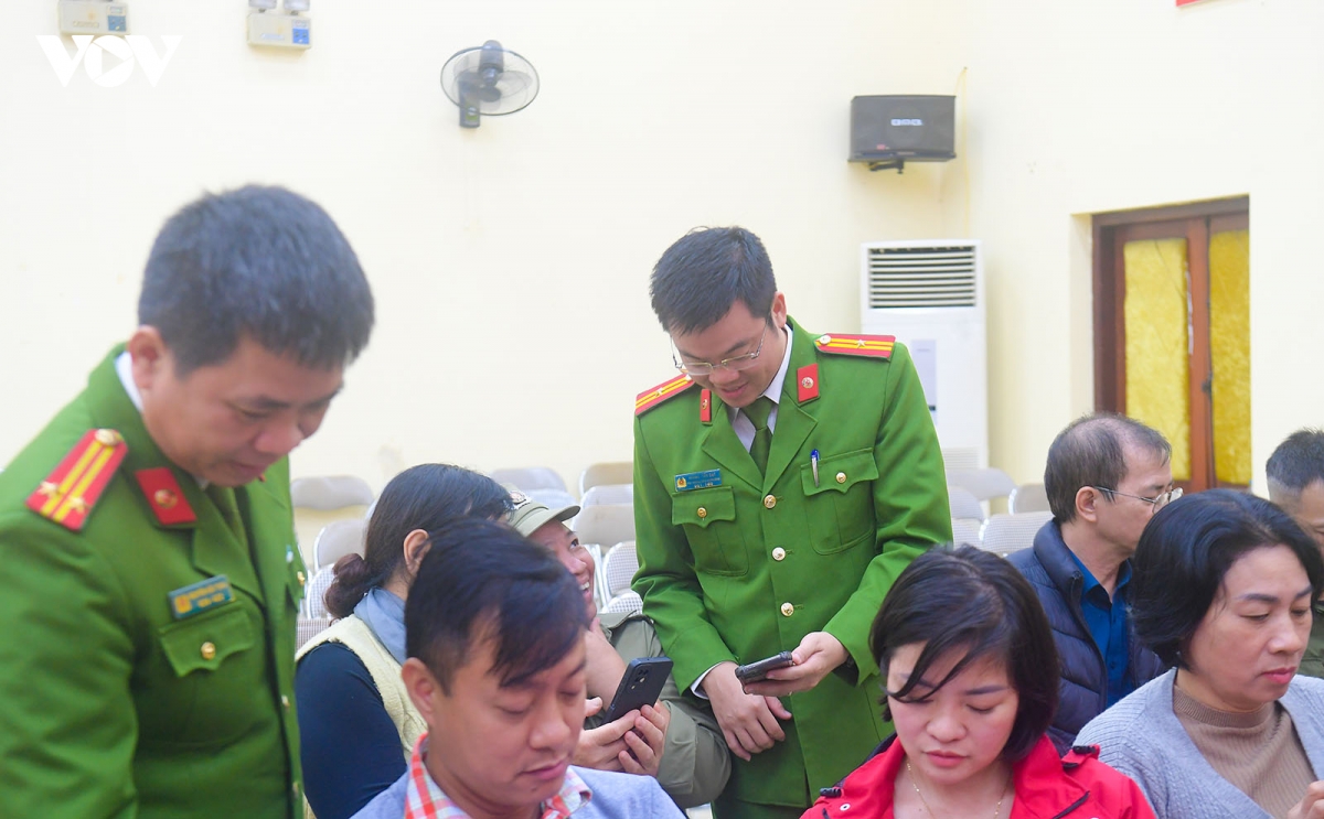 cong an ha noi di tung ngo, go tung nha huong dan nguoi dan cap nhat du lieu xe hinh anh 2