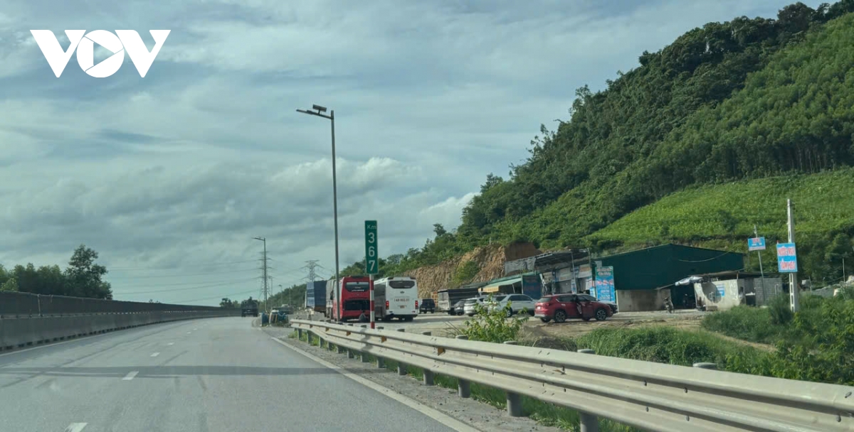 Việc chậm hoàn thành hệ thống trạm dừng nghỉ khiến tài xế gặp tình huống khẩn cấp có thể phải dừng ngay trên làn dừng xe khẩn cấp, tiềm ẩn nguy cơ mất an toàn.