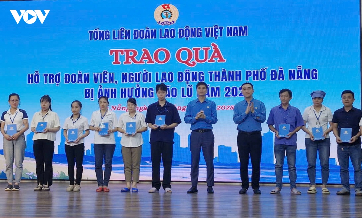 Uy ban mttq viet nam thanh pho Da nang tang qua nguoi dan vung ngap lut hinh anh 6