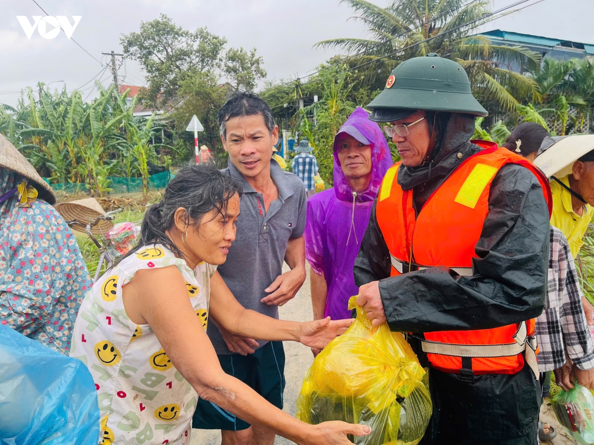 Doan cong tac tong cuc chinh tri tham hoi, dong vien nguoi dan vung lu Dak lak hinh anh 7