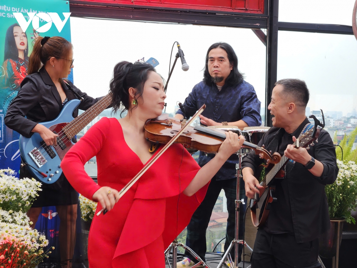 trịnh minh hiền phối violin với đàn bầu, đàn nhị kể chuyện hà nội bằng âm nhạc hình ảnh 1 trinh minh hien phoi violin voi dan bau, dan nhi ke chuyen ha noi bang am nhac hinh anh 1