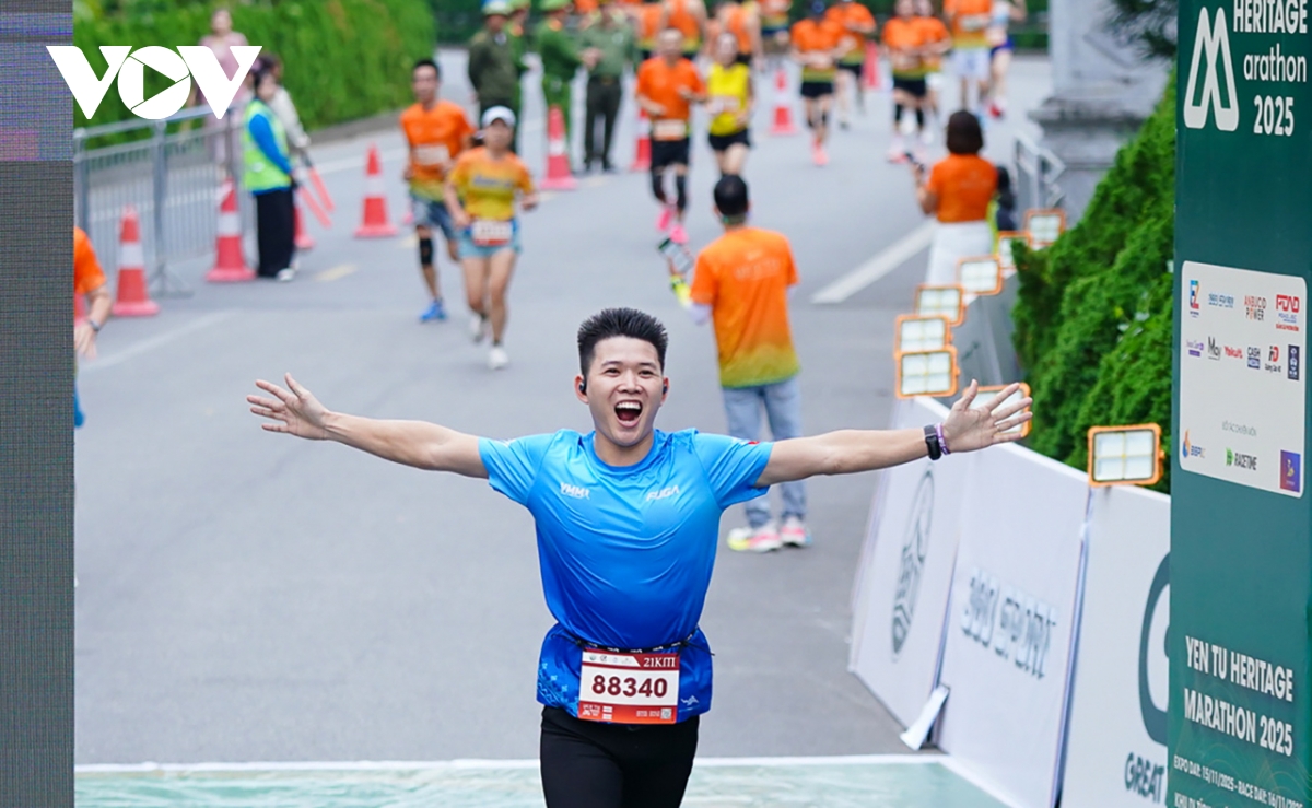 vDv 11 quoc gia chinh phuc duong chay xuyen di san yen tu hinh anh 7