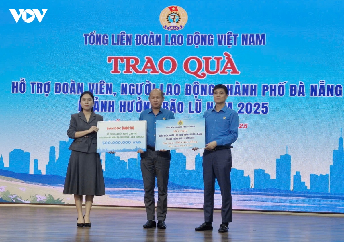 Uy ban mttq viet nam thanh pho Da nang tang qua nguoi dan vung ngap lut hinh anh 7
