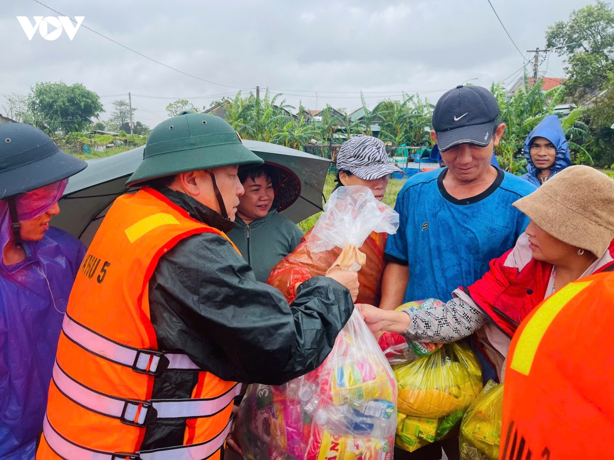 Doan cong tac tong cuc chinh tri tham hoi, dong vien nguoi dan vung lu Dak lak hinh anh 6