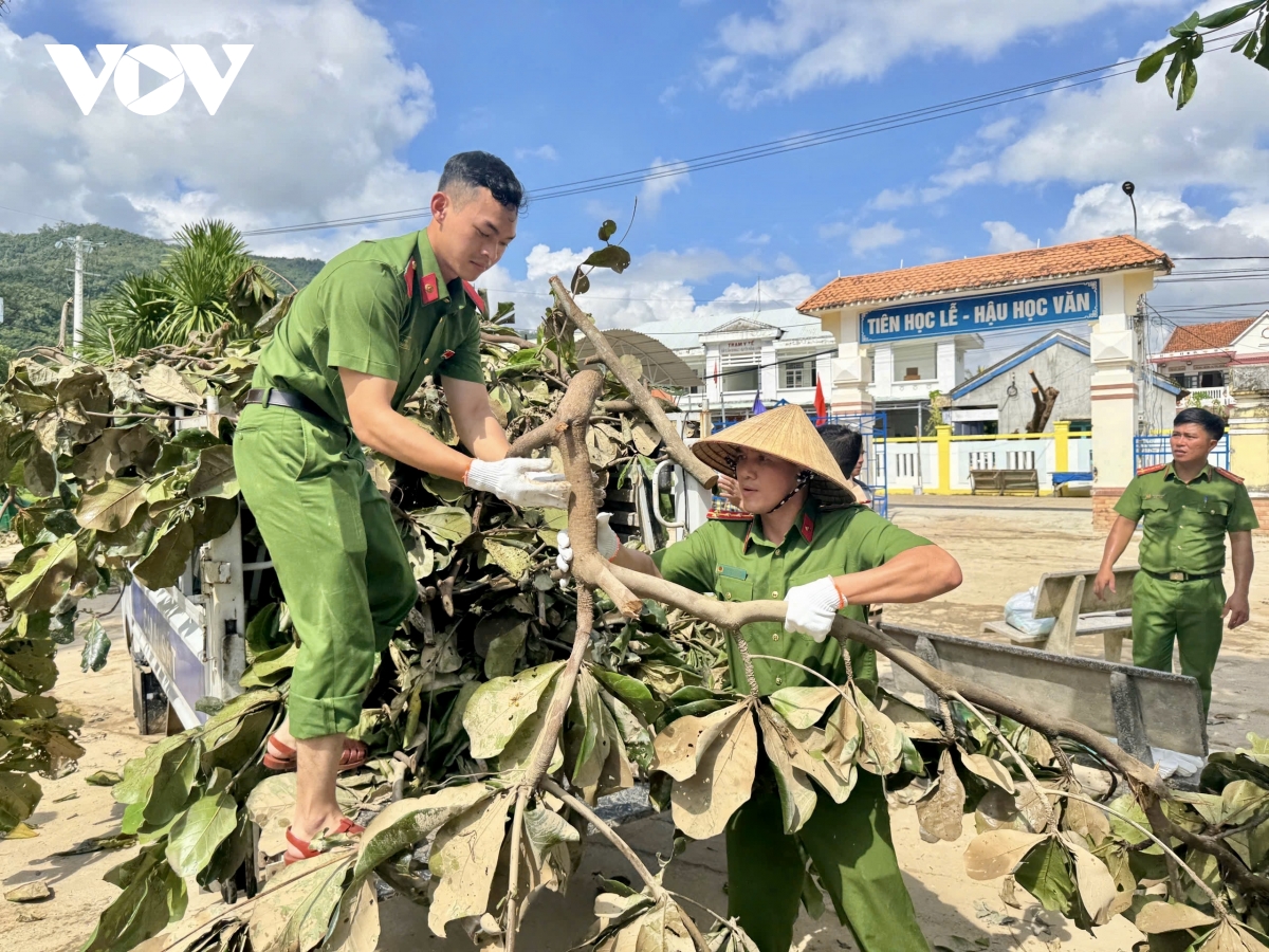 Công an Đắk Lắk hỗ trợ dọn dẹp, giúp dân sớm ổn định sau bão