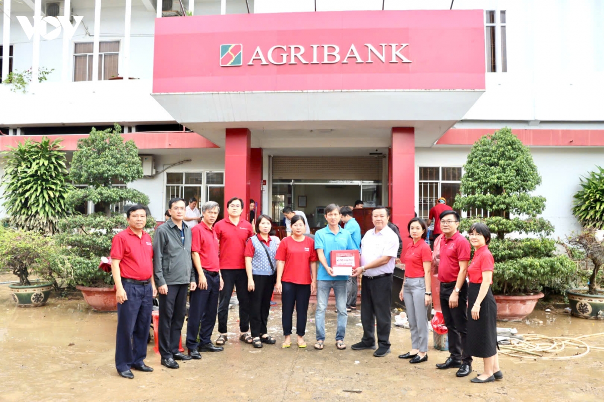agribank ho tro 11 ty dong giup cac tinh mien trung khac phuc hau qua mua lu hinh anh 4