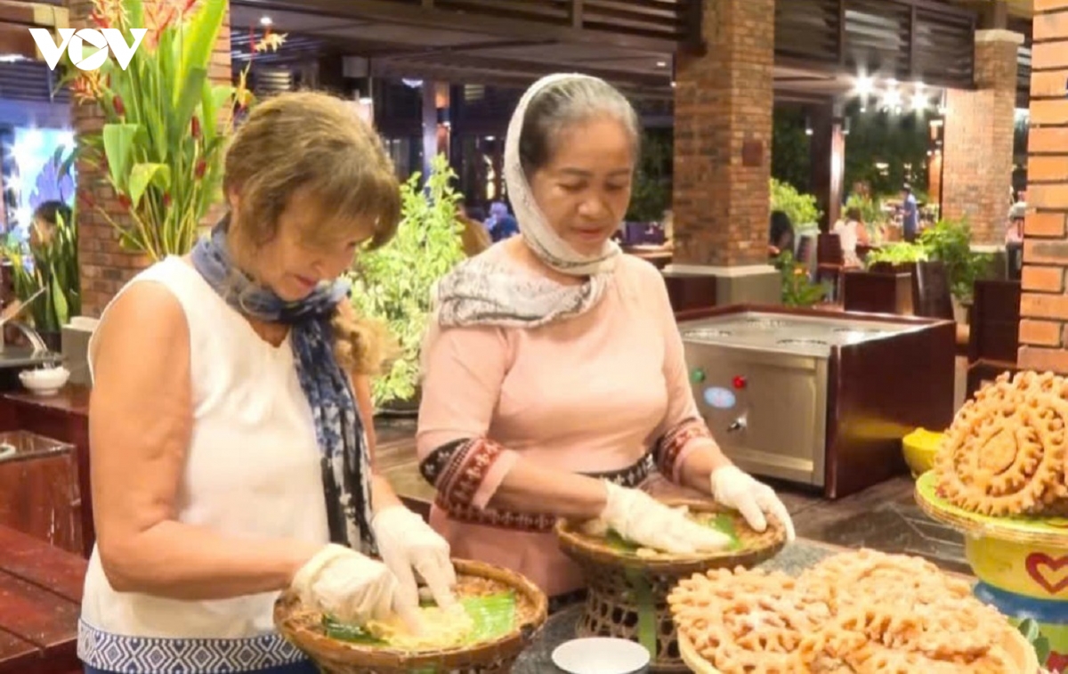 trai nghiem van hoa tao diem nhan, niu chan du khach tai lam Dong hinh anh 1