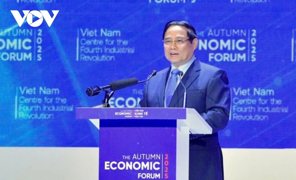 pm chinh charts vietnam s green digital future at autumn economic forum picture 1