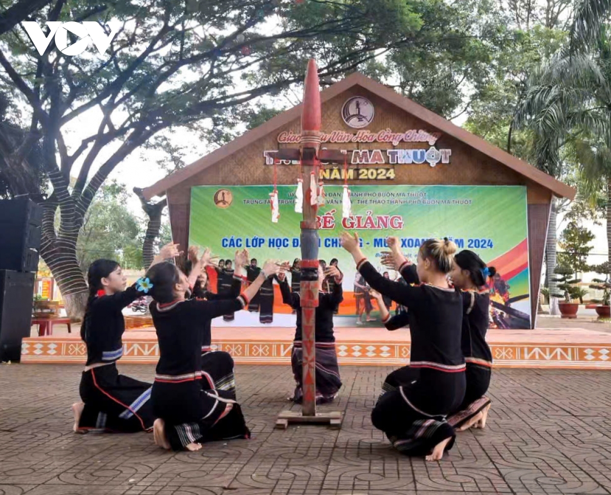 Pour préserver ces valeurs, le secteur culturel de Dak Lak a organisé de nombreux concours et festivals folkloriques, encourageant les troupes d&apos;art populaire à s&apos;entraîner et à interpréter les danses traditionnelles.