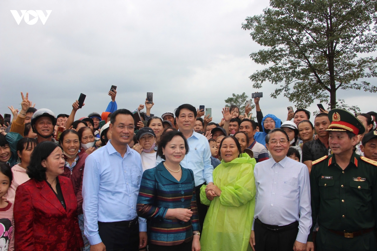 chu tich nuoc luong cuong tham hoi, dong vien ba con vung lu go noi, Da nang hinh anh 8