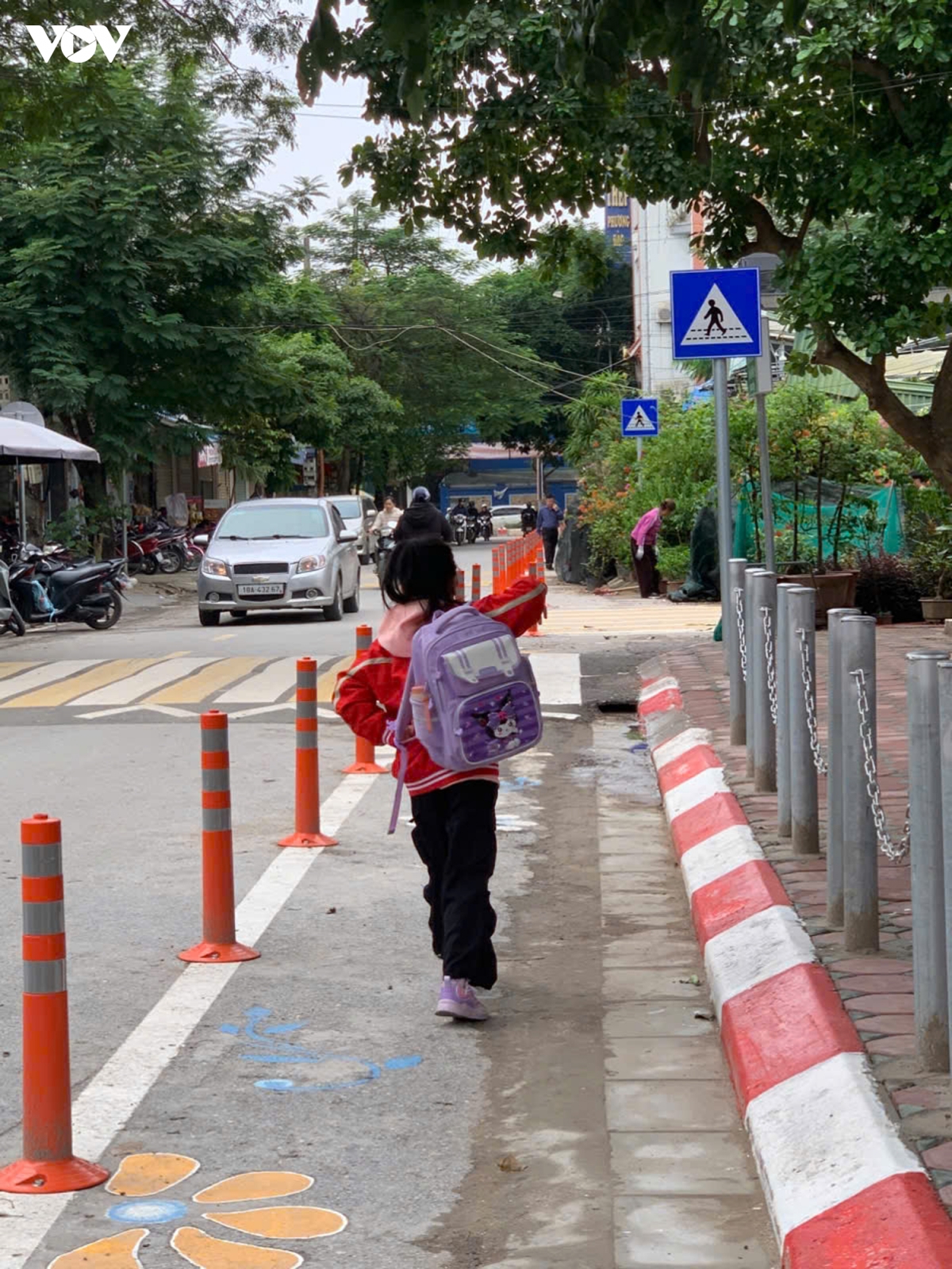 giao thong an toan de hoc sinh tu den truong hinh anh 3