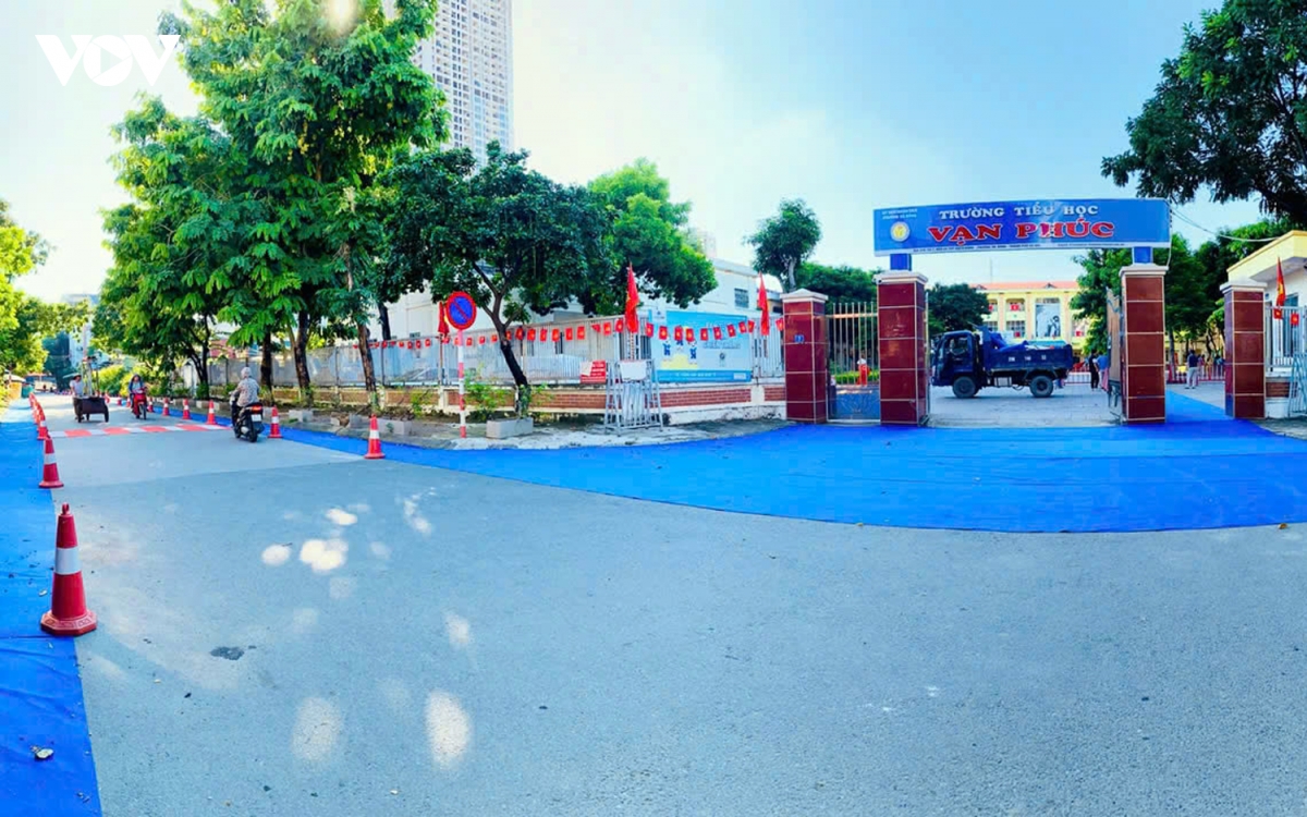 giao thong an toan de hoc sinh tu den truong hinh anh 1