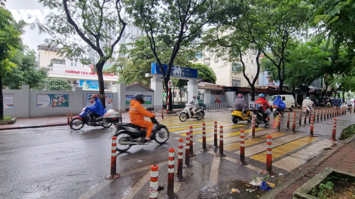 giao thong an toan de hoc sinh tu den truong hinh anh 4