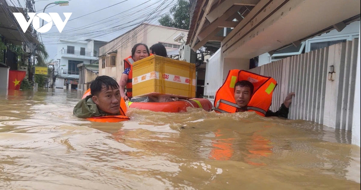 Ứng phó thiên tai ở mức cao nhất: Hải quân vượt lũ xuyên đêm cứu dân