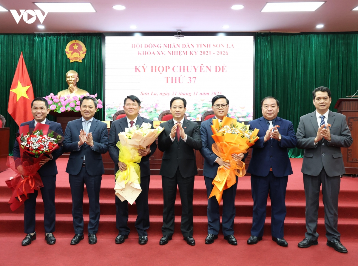 Ong lo minh hung duoc bau lam chu tich hDnd tinh son la hinh anh 1