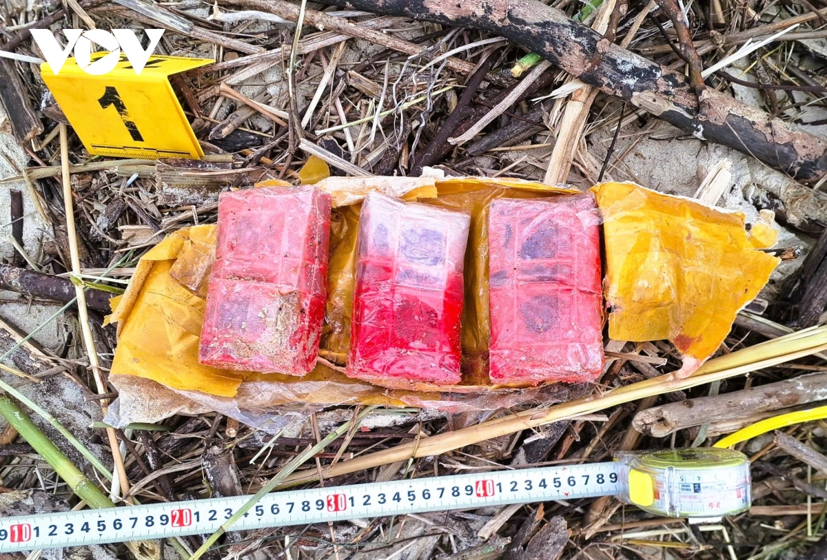 lien tiep phat hien ma tuy troi dat vao bo bien quang tri hinh anh 1