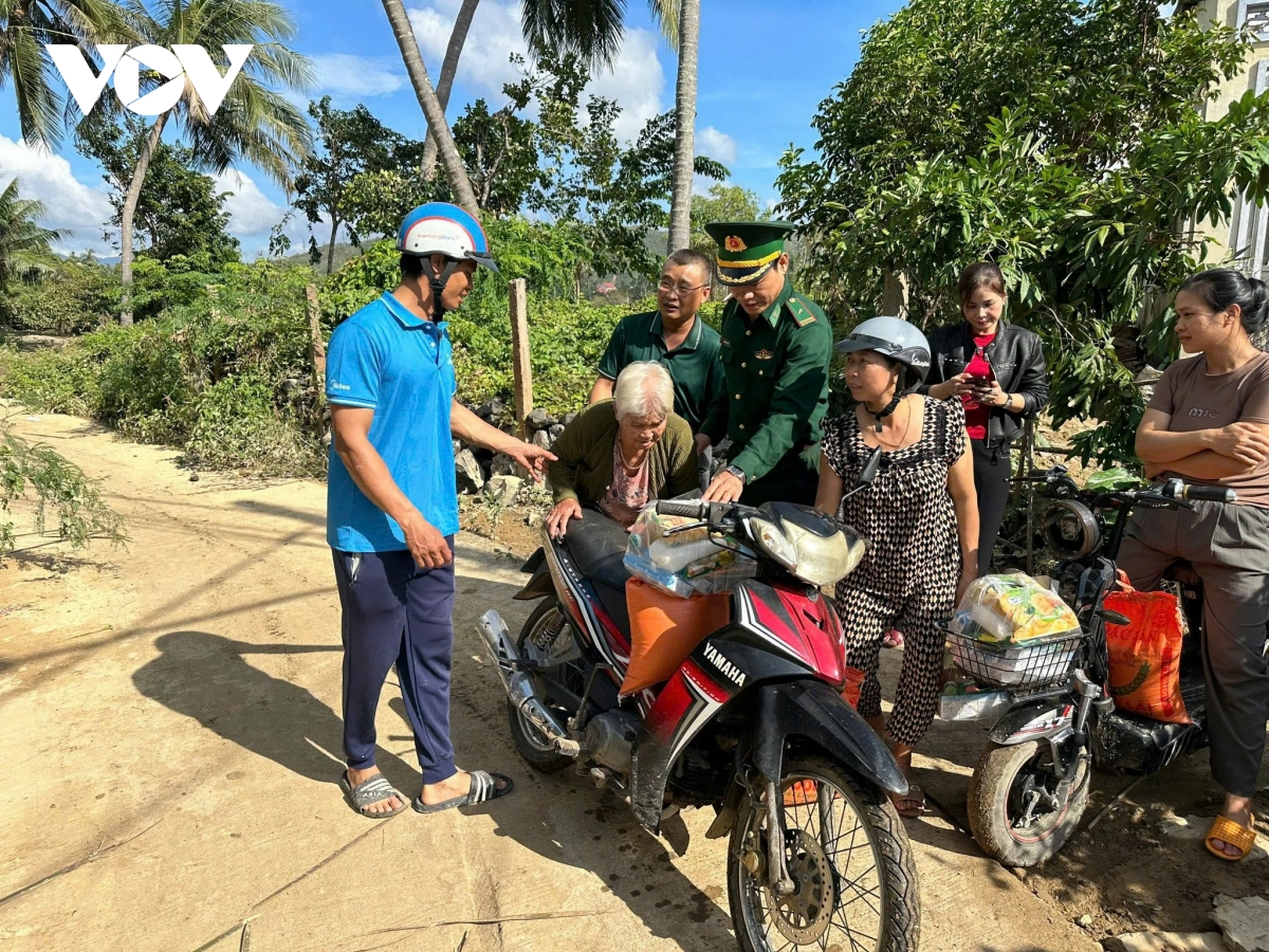 Bộ đội Biên phòng Đắk Lắk và các nhà hảo tâm hỗ trợ người dân ổn định sau bão
