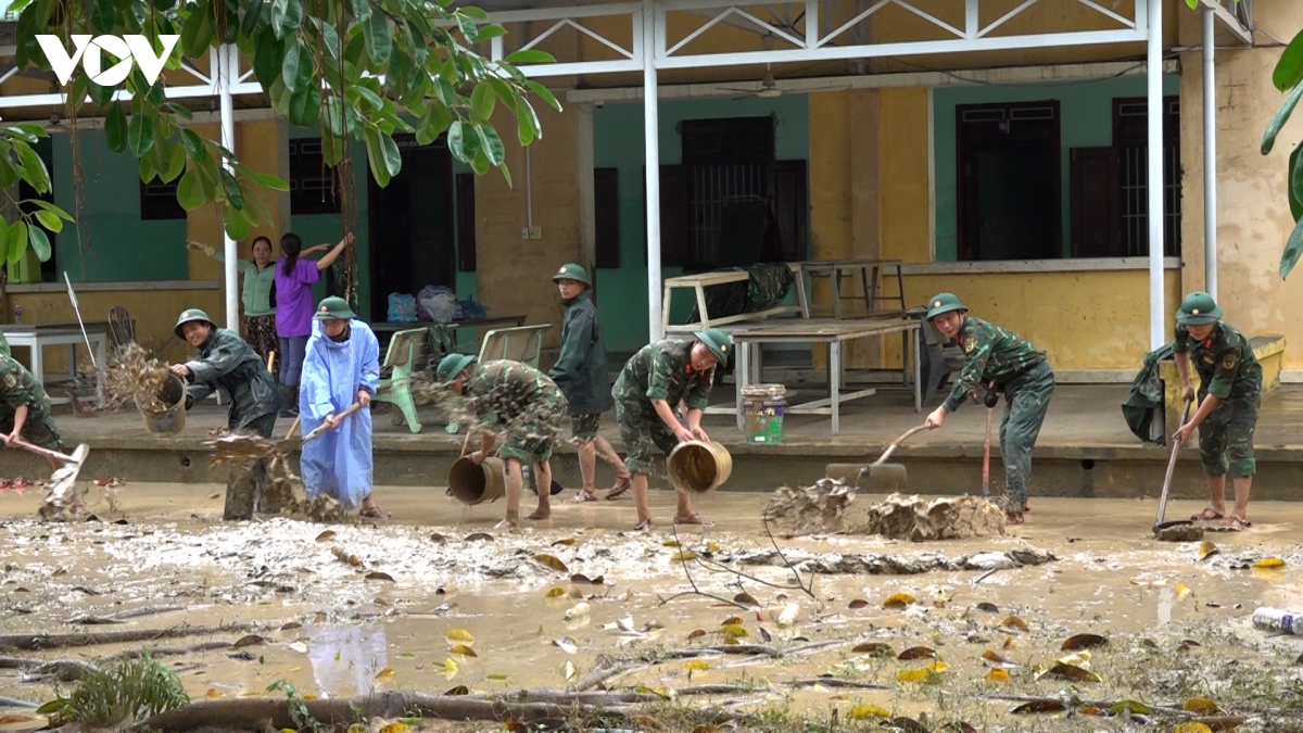 bo doi quan khu 5 loi bun don dep ve sinh moi truong sau lu tai quy nhon hinh anh 1