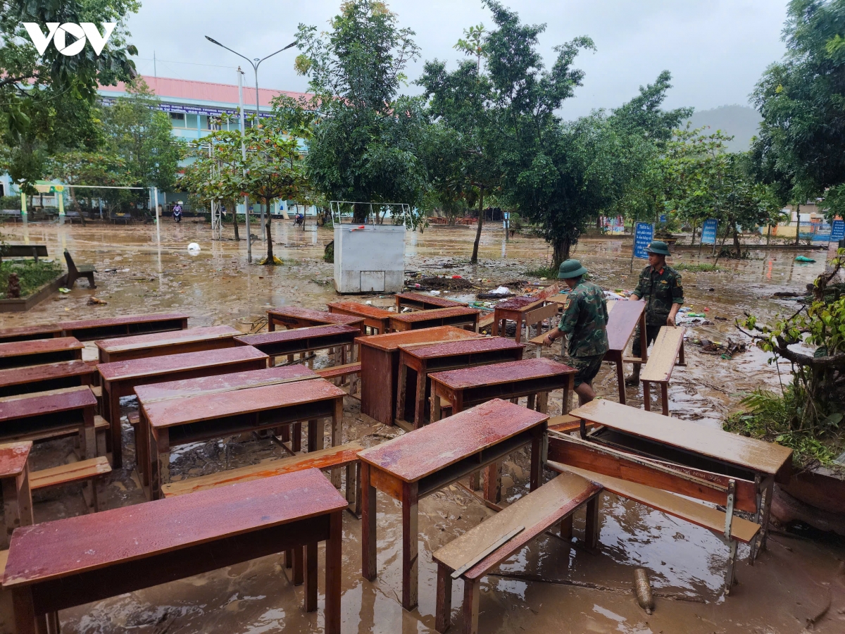 bo doi quan khu 5 loi bun don dep ve sinh moi truong sau lu tai quy nhon hinh anh 3