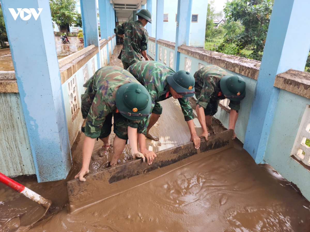 bo doi quan khu 5 loi bun don dep ve sinh moi truong sau lu tai quy nhon hinh anh 4