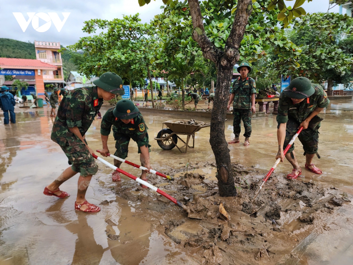 Bộ đội Quân khu 5 lội bùn dọn dẹp vệ sinh môi trường sau lũ tại Quy Nhơn