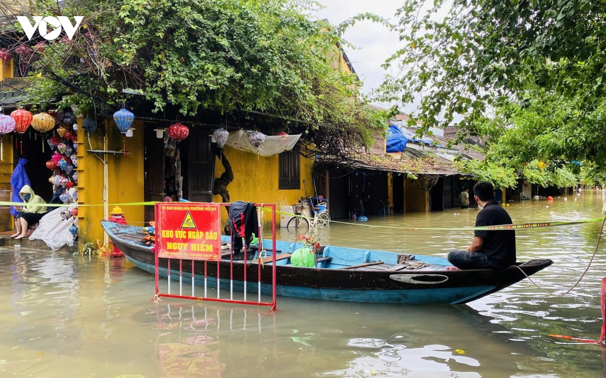 du khach trai nghiem an toan pho co hoi an mua lu hinh anh 4