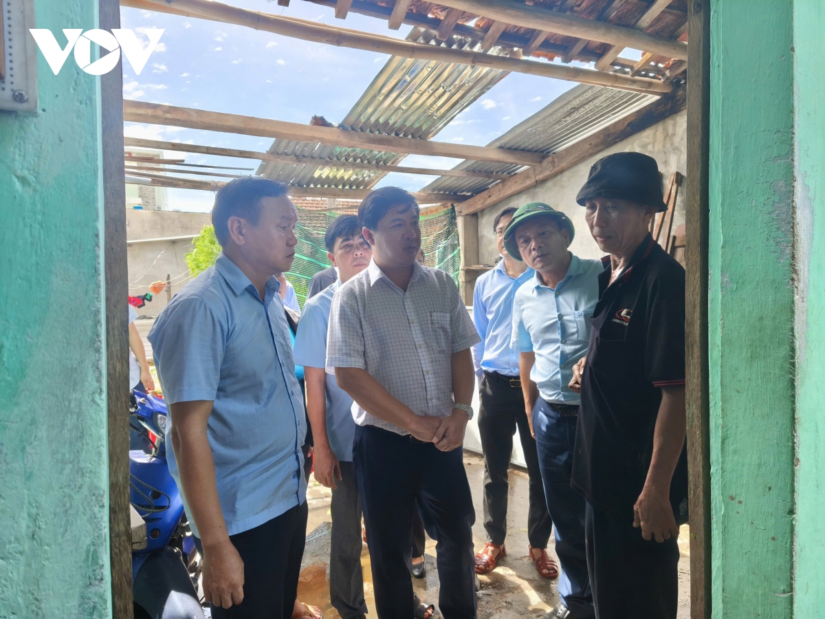 Bí thư Tỉnh ủy Đắk Lắk thăm, động viên các hộ dân bị thiệt hại nặng sau bão số 13