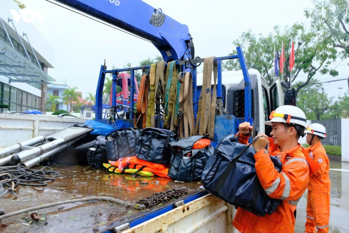 evncpc huy dong nhan luc va 40.000 cong to ho tro Dak lak khoi phuc he thong dien hinh anh 4