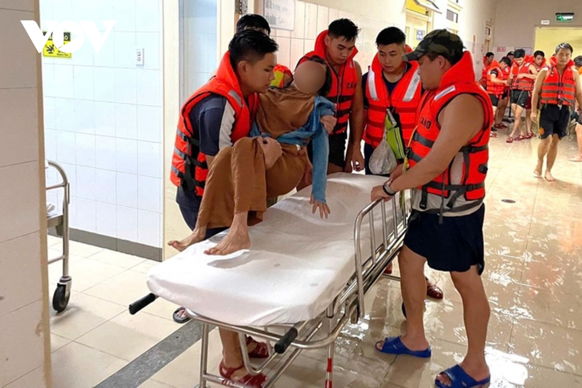 Cơ sở y tế trực cấp cứu 24/24, sẵn sàng điều trị cho nạn nhân nơi bão lũ
