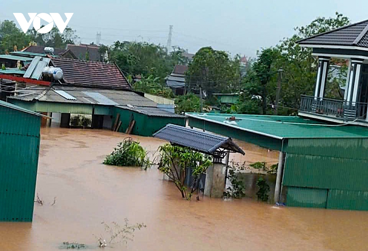 Mưa 800 mm, hơn 3.100 nhà bị ngập, gần 2.700 người dân Hà Tĩnh phải sơ tán