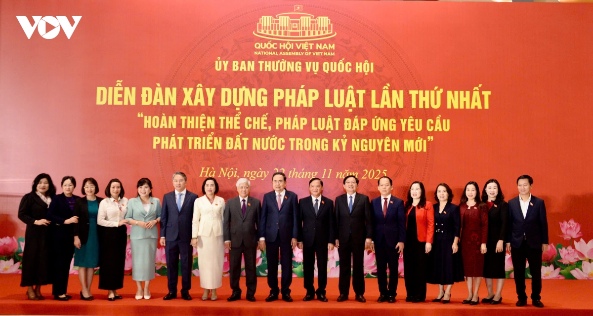 chu tich quoc hoi tran thanh man chu tri dien dan xay dung phap luat hinh anh 1
