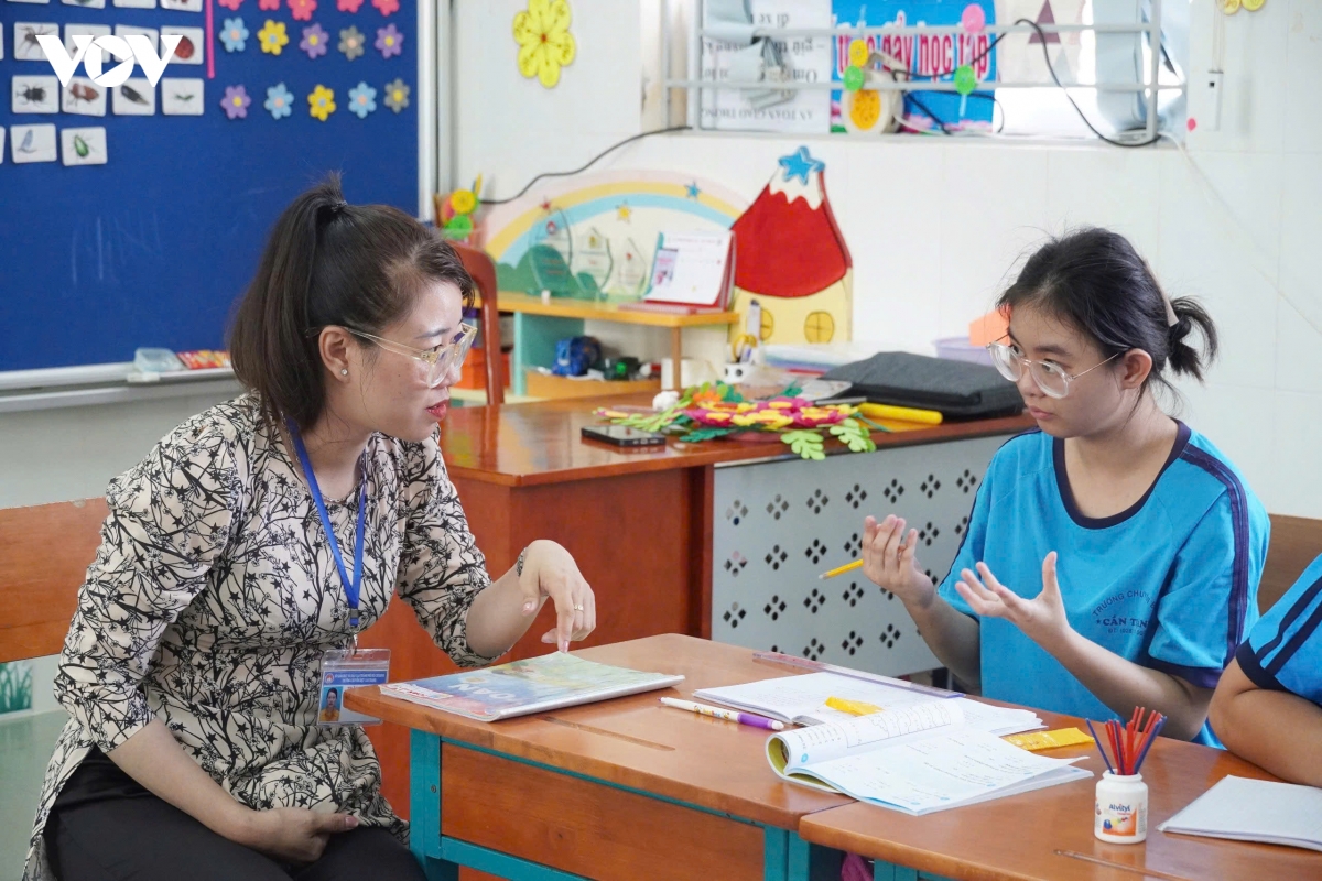 co giao tu dao thanh an vao dat lien day tre chuyen biet hinh anh 1