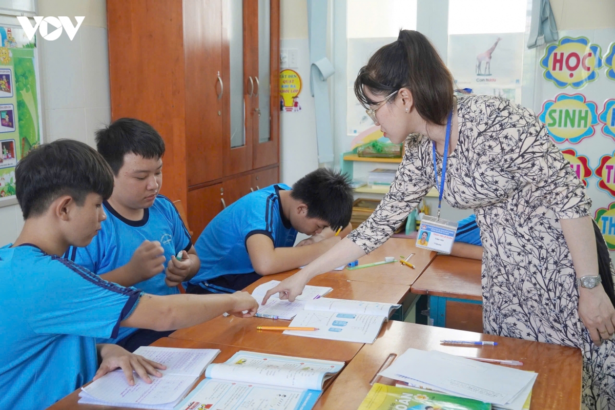 co giao tu dao thanh an vao dat lien day tre chuyen biet hinh anh 3