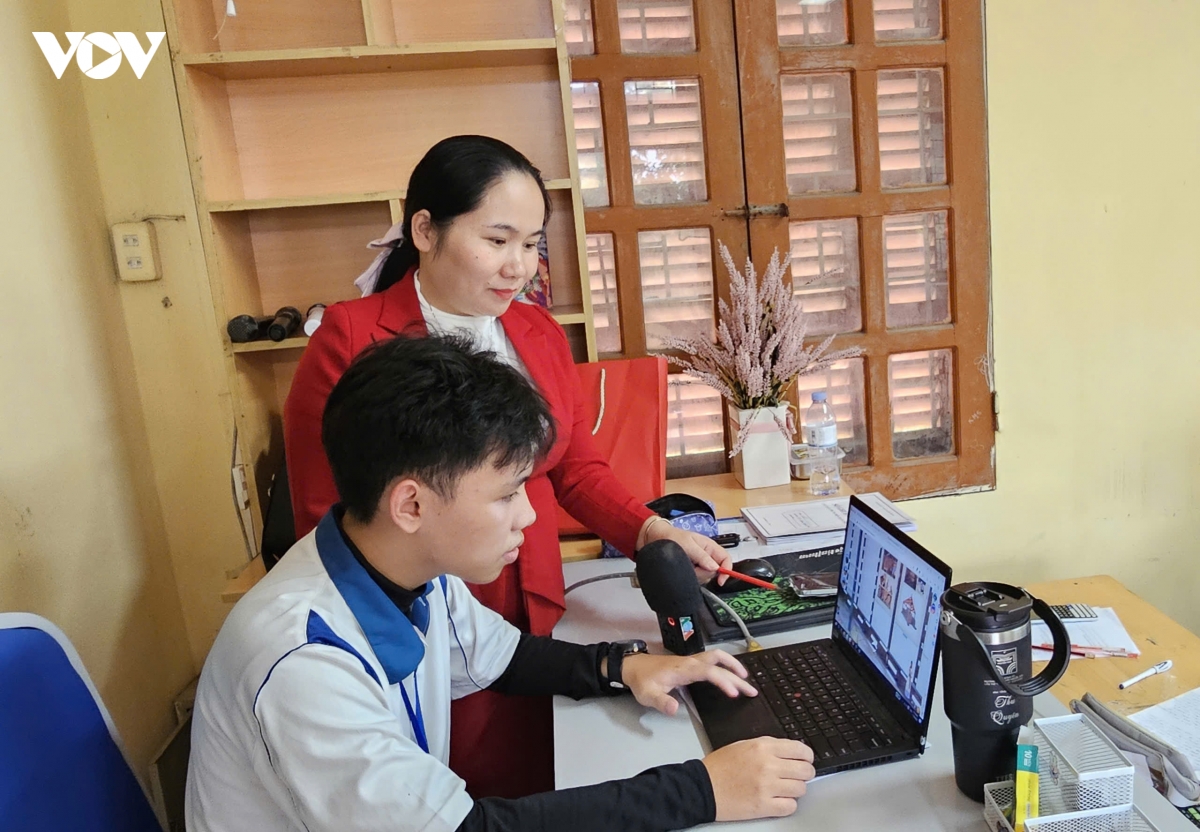 co giao ung dung thuc te ao giup hoc sinh song trong su kien lich su hinh anh 2