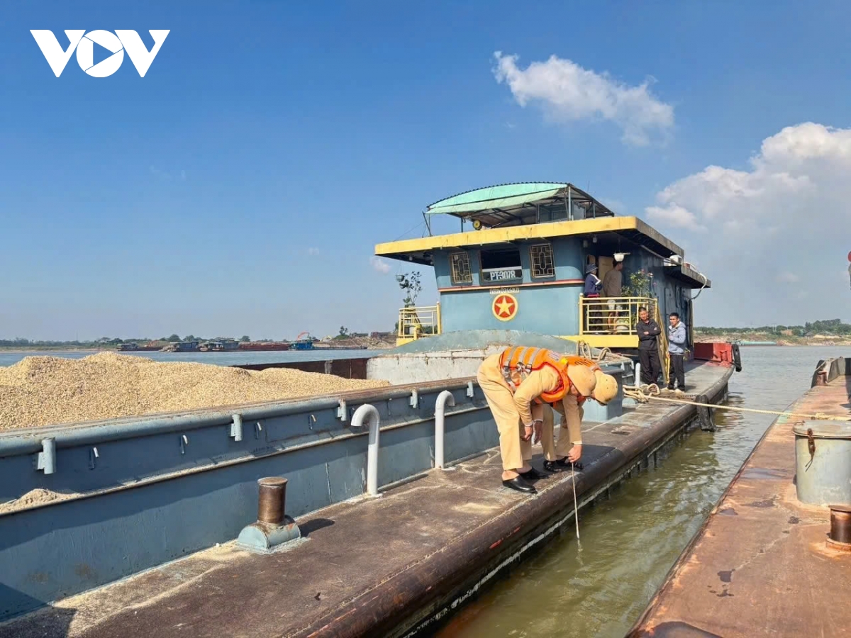 Phú Thọ phát hiện hàng loạt vi phạm khi siết chặt vận tải cát, sỏi trên sông