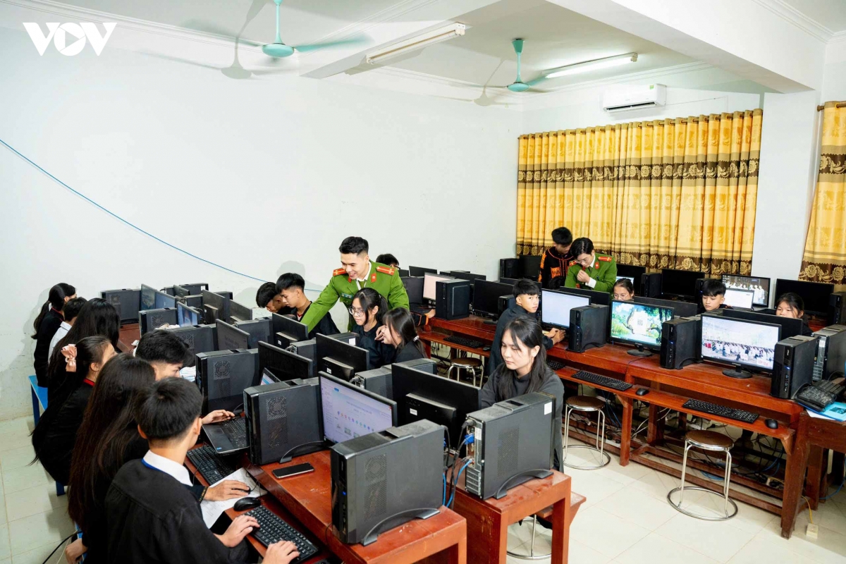 lop hoc hanh trang so cho tre vung cao o son Dong, bac ninh hinh anh 1