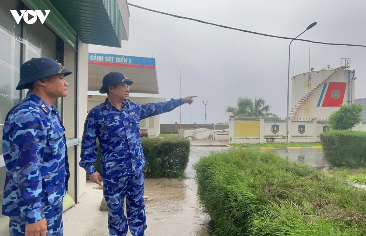 canh sat bien khan truong huong dan ngu dan khanh hoa ung pho bao so 13 hinh anh 2