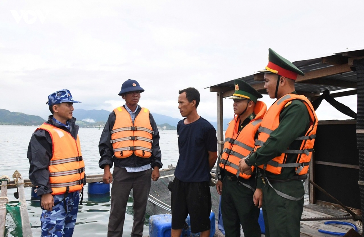canh sat bien khan truong huong dan ngu dan khanh hoa ung pho bao so 13 hinh anh 1
