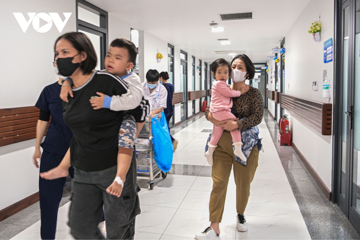 Bệnh nhi "vật lộn" với cúm giữa mùa dịch, bác sĩ nhấn mạnh điều ít ai biết