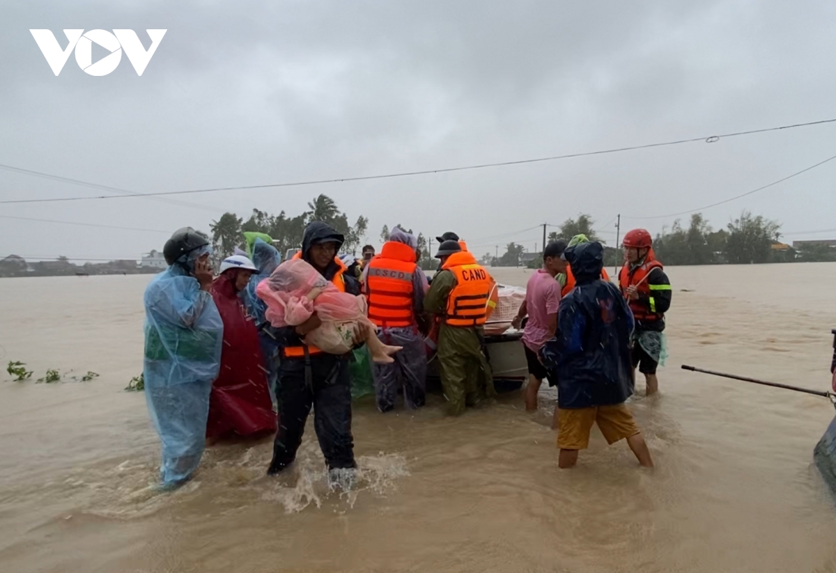 Em bé 20 ngày tuổi được giải cứu khỏi vùng lũ sau hơn 2 ngày ở trên nóc nhà