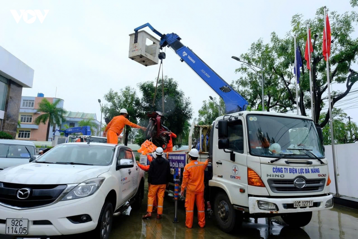 evncpc huy dong nhan luc va 40.000 cong to ho tro Dak lak khoi phuc he thong dien hinh anh 2