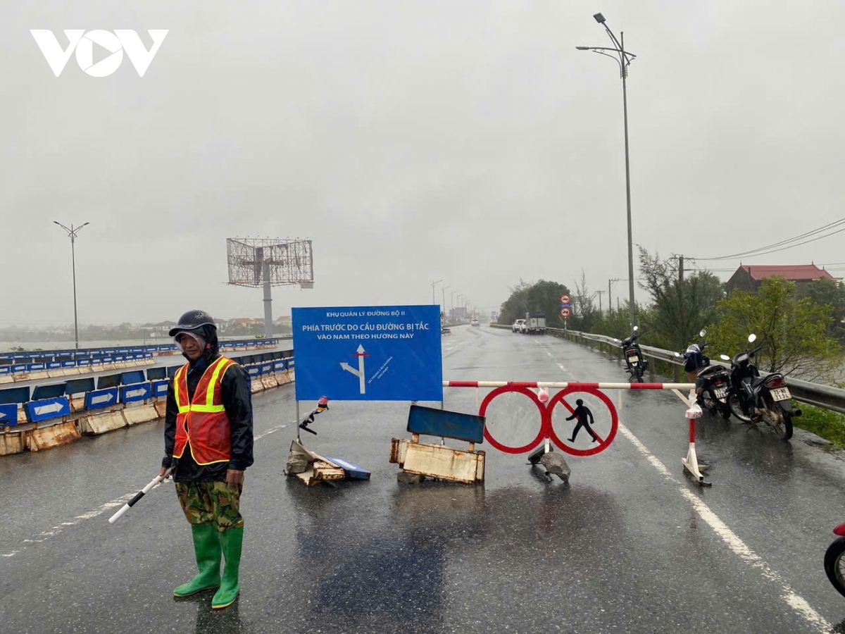 Quốc lộ 1A qua Quảng Trị bị ngập, đường HCM qua Huế tiếp tục sạt lở, tắc đường