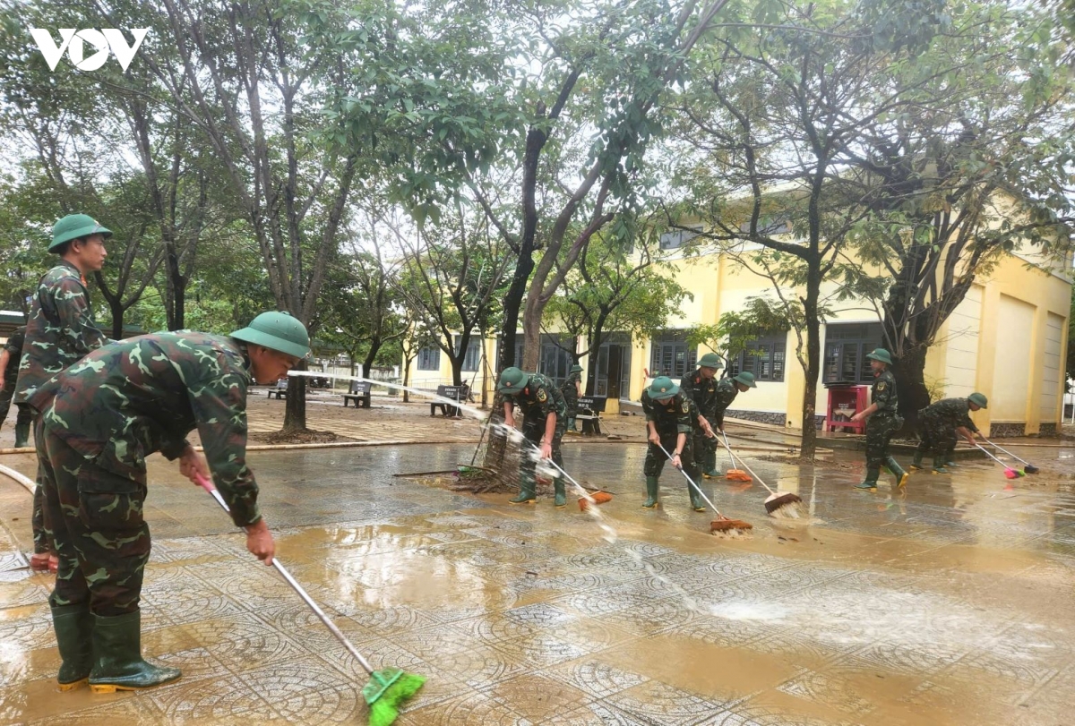 tp hue khac phuc truong lop sau lu, don hoc sinh tro lai hinh anh 4
